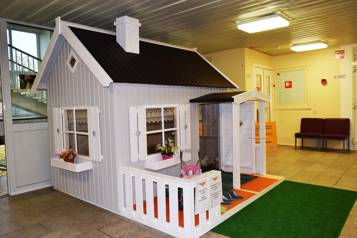 „Palmako“ žaidimų namelis „Otto“ Narva centrinėje bibliotekoje. Vaikai nudažė ir įrengė Narva namelį per renginį „Menas bibliotekai“, kuris buvo dalis Estijos 100 metinių programos.